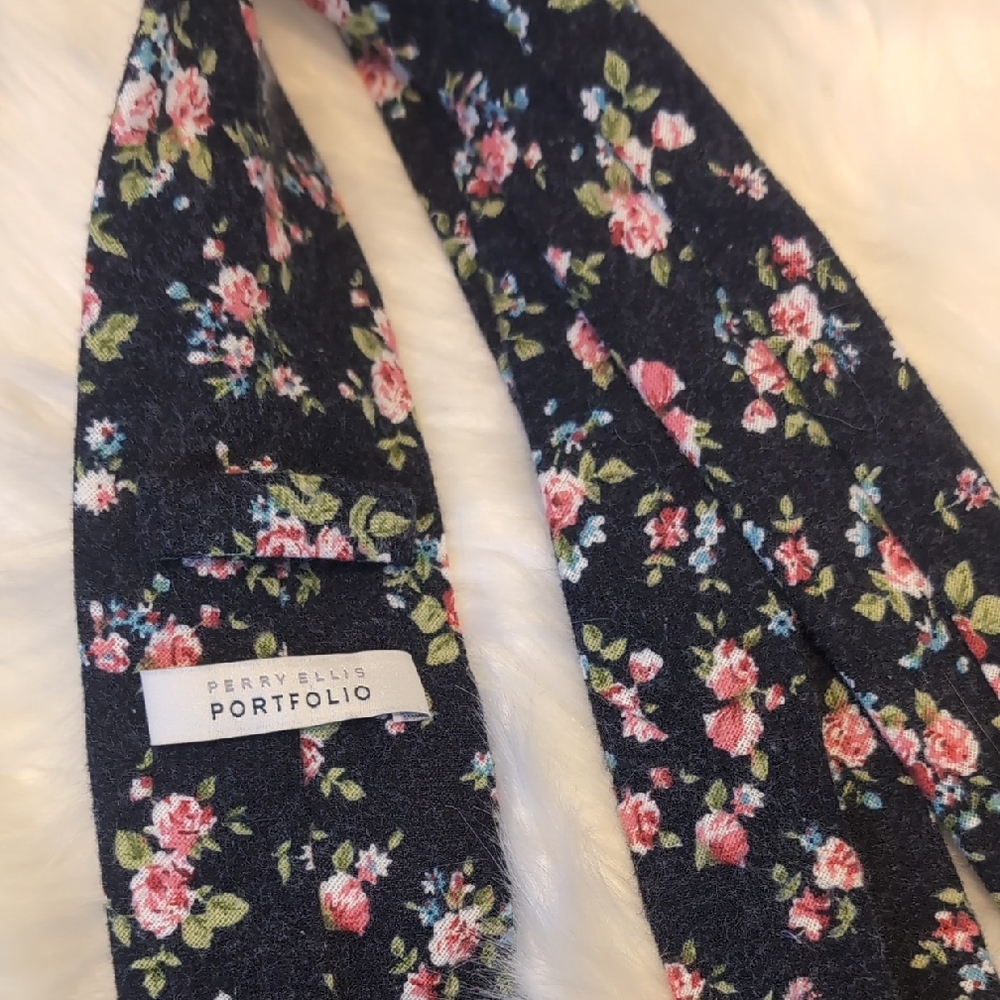 Perry Ellis Portfolio Navy Floral Tie